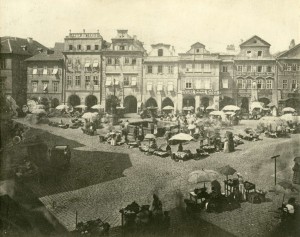 Pražský Uhelný trh přibližně v roce 1870, se starou čtvercovou kašnou, zbořenou roku 1894. Foto: František Fridrich (1829–1892)